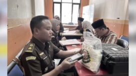 Jaksa di Kejaksaan Negeri Sampang, Madura, Diecky E, SH sedang melakukan uji pemeriksaan kepastian narkoba 3,2 kg dari Polred Sampang, ternyata barang bukti itu tidak cocok dengan semua jenis narkotika. Foto: kejaksaan_negeri_sampang