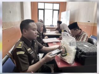 Jaksa di Kejaksaan Negeri Sampang, Madura, Diecky E, SH sedang melakukan uji pemeriksaan kepastian narkoba 3,2 kg dari Polred Sampang, ternyata barang bukti itu tidak cocok dengan semua jenis narkotika. Foto: kejaksaan_negeri_sampang