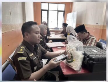 Jaksa di Kejaksaan Negeri Sampang, Madura, Diecky E, SH sedang melakukan uji pemeriksaan kepastian narkoba 3,2 kg dari Polred Sampang, ternyata barang bukti itu tidak cocok dengan semua jenis narkotika. Foto: kejaksaan_negeri_sampang