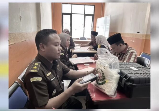 
					Jaksa di Kejaksaan Negeri Sampang, Madura, Diecky E, SH sedang melakukan uji pemeriksaan kepastian narkoba 3,2 kg dari Polred Sampang, ternyata barang bukti itu tidak cocok dengan semua jenis narkotika. Foto: kejaksaan_negeri_sampang