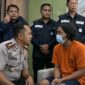 Kolase (Kiri) Kapolres Mojokerto AKBP Andi Yudha Pranata, saat berdialog langsung dengan Satuan, 49, tersangka kasus penikaman mertua wanita hingga tewas dan melukai istrinya. Foto: kolase tangkap layar video instagram@ polres_mojokerto