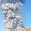 Pada saat Gunung Dukono, di Maluku meketus, sejumlah turis asing malah berbahgia. Ia senang jadi saksi hari Juna, 8 Mei 2026, terjadi letusan besar. Foto: instagram
