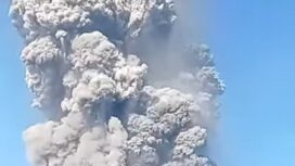 Pada saat Gunung Dukono, di Maluku meketus, sejumlah turis asing malah berbahgia. Ia senang jadi saksi hari Juna, 8 Mei 2026, terjadi letusan besar. Foto: instagram

