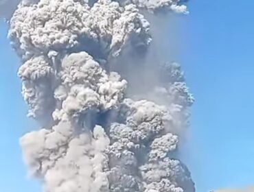Pada saat Gunung Dukono, di Maluku meketus, sejumlah turis asing malah berbahgia. Ia senang jadi saksi hari Juna, 8 Mei 2026, terjadi letusan besar. Foto: instagram
