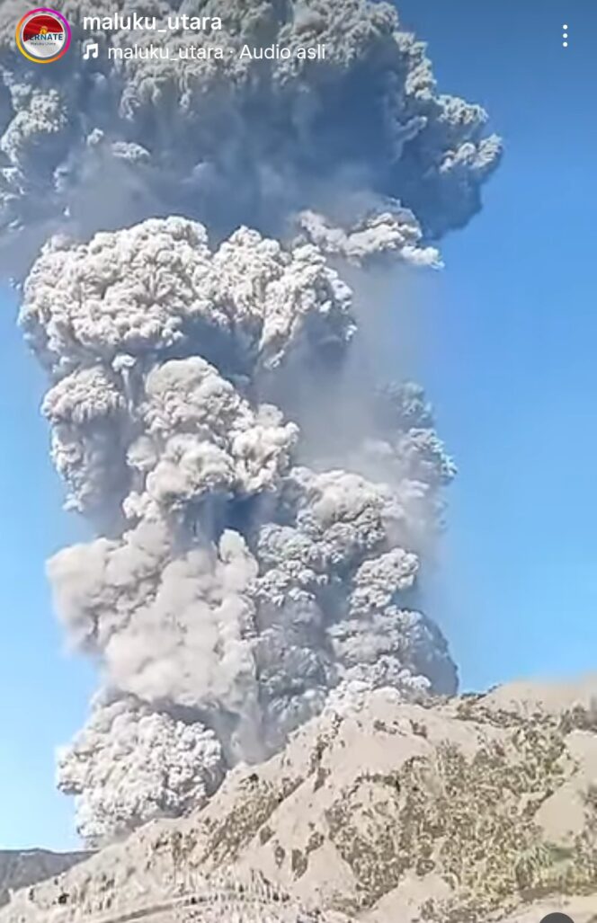 
					Pada saat Gunung Dukono, di Maluku meketus, sejumlah turis asing malah berbahgia. Ia senang jadi saksi hari Juna, 8 Mei 2026, terjadi letusan besar. Foto: instagram
