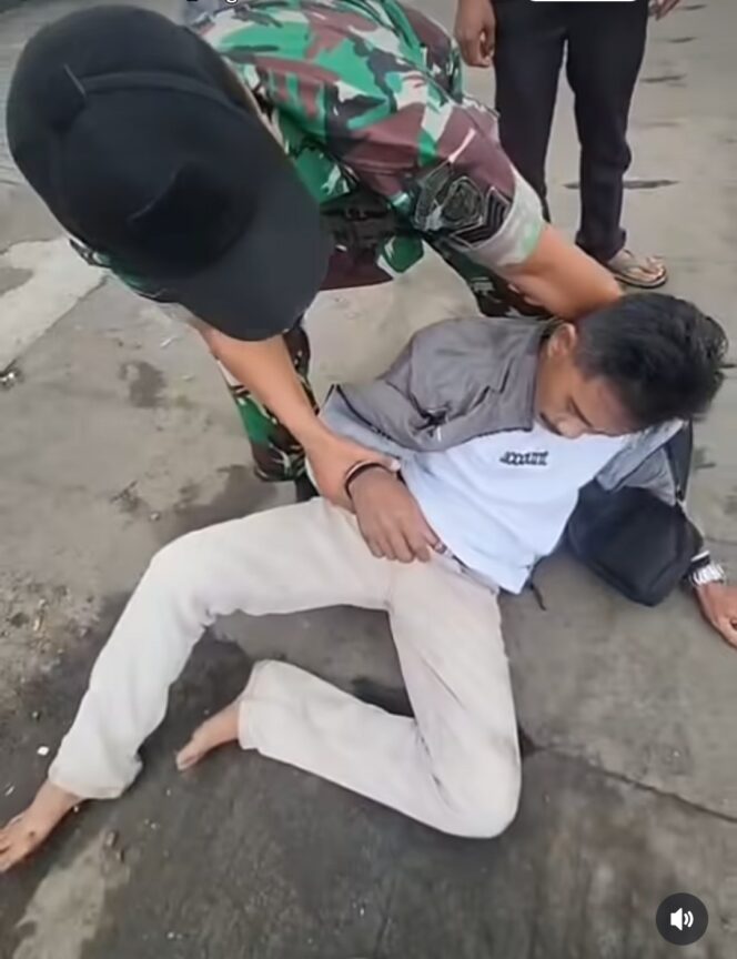
					MY, 54, klenger setelah dikeroyok massa keluarga korban dari 11 siswa pelecehan. Ia berusaha lari ke Sumatera, namun berhasil diadang keluarga korba, Rabu 8 Mei 2026. Foto: ist