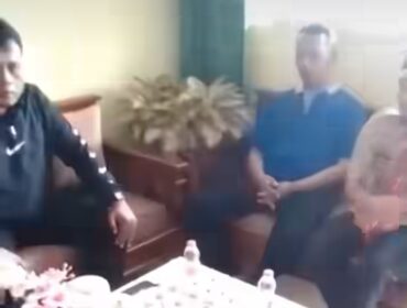 Korban melapor ke ruang guru, siswi itu menangis. Sedangkan oknum gurunya tampak diam saja. Rapat dilaksanakan, Jumat, 8 Mei 2016. Foto: instagram@bndnew.id