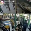 Hasil video CCTV, rumah pemilik pohon mangga diserbu puluhan orang yang mengaku sebagai kerabat terduga pencuri mangga yang tewas karena jatuh terjadi di kota Bontang, Kalimantan Timur. Foto: Ist