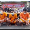 Tiga orang pelaku pencuri besi penutup goronggorong di Surabaya marak, diduga akibat harga beli besi tua naik. Foto: ist