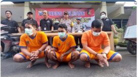 Tiga orang pelaku pencuri besi penutup goronggorong di Surabaya marak, diduga akibat harga beli besi tua naik. Foto: ist
