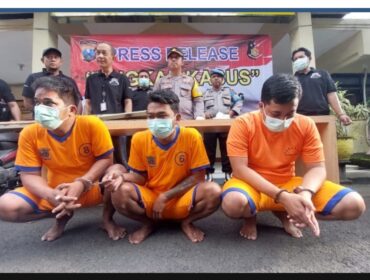 Tiga orang pelaku pencuri besi penutup goronggorong di Surabaya marak, diduga akibat harga beli besi tua naik. Foto: ist