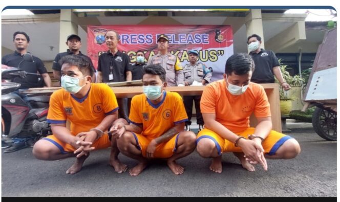 
					Tiga orang pelaku pencuri besi penutup goronggorong di Surabaya marak, diduga akibat harga beli besi tua naik. Foto: ist