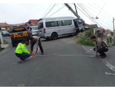 Kendaraan wisatawan alami kasus rem blong, menyebabkan kecelakaan berat di Ngadas, Pasurusn, Sabtu 9 Mei 2026. Foto: ist