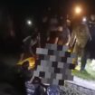 Petugas melakukan evakuasi temuan jasad seorang pemuda. Diduga kuat korban laka tunggal. Tubuhnya ditemukan sejita 700 m dari titik temuan motornya d saluran irigasi Cangkringmalang, Megaluh, Jombang. Foto: ist