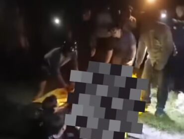 Petugas melakukan evakuasi temuan jasad seorang pemuda. Diduga kuat korban laka tunggal. Tubuhnya ditemukan sejita 700 m dari titik temuan motornya d saluran irigasi Cangkringmalang, Megaluh, Jombang. Foto: ist