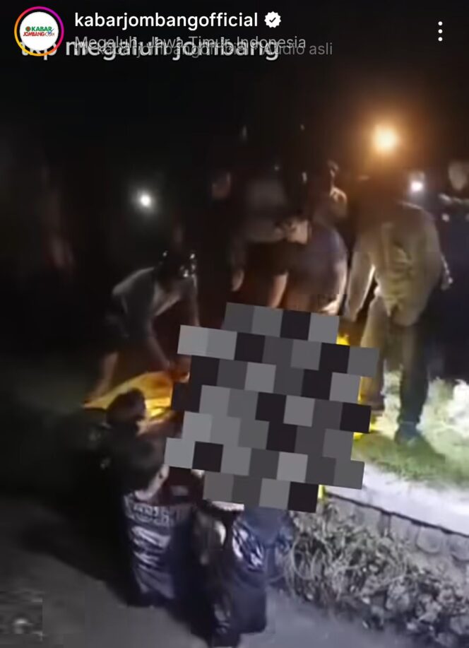 
					Petugas melakukan evakuasi temuan jasad seorang pemuda. Diduga kuat korban laka tunggal. Tubuhnya ditemukan sejita 700 m dari titik temuan motornya d saluran irigasi Cangkringmalang, Megaluh, Jombang. Foto: ist