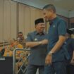 Ketua DPRD Jombang, Hadi Atmaji sambut Bupati Warsubi saat masuk ke ruang sidang Rapat Paripurnan, Senin, 11 Mei 2025. Foto: instfarm@jombang.kab