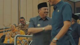 Ketua DPRD Jombang, Hadi Atmaji sambut Bupati Warsubi saat masuk ke ruang sidang Rapat Paripurnan, Senin, 11 Mei 2025. Foto: instfarm@jombang.kab