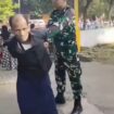Serda TNI Johan, Babinsa, Grati, Pasuruan, berhasil menangkap satu dari tiga orang terduga begal membawa bondet (bom ikan) dan celurit, serta perlengkapan curanmor, Senin pagi, 11 Mei 2026. Foto: instagram@medsodzone
