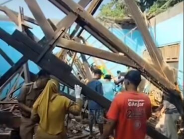 Kondisi ruang kelas yang ambruk, Selasa, 12 Mei 2026, saat jam belajar. Foto: ist
