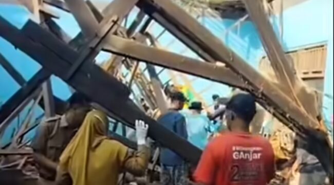 Kondisi ruang kelas yang ambruk, Selasa, 12 Mei 2026, saat jam belajar. Foto: ist
