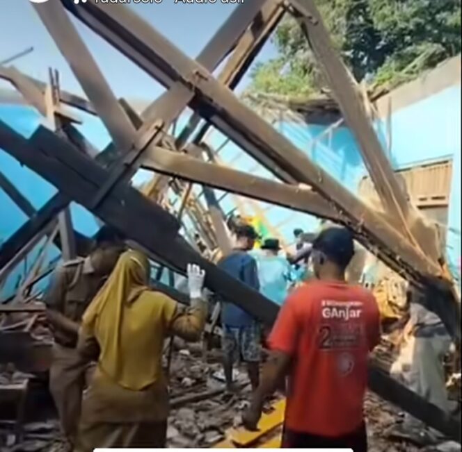 
					Kondisi ruang kelas yang ambruk, Selasa, 12 Mei 2026, saat jam belajar. Foto: ist
