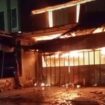 Muncul rekaman ada seseorang sengaja melempar bom.molotov pada sebuah toko grosir penjual snack di Diwek, Jombabg, Rabu dinihari, 13 Mei 2026. Foto: Instagram@jombang_informasi
