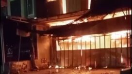 Muncul rekaman ada seseorang sengaja melempar bom.molotov pada sebuah toko grosir penjual snack di Diwek, Jombabg, Rabu dinihari, 13 Mei 2026. Foto: Instagram@jombang_informasi