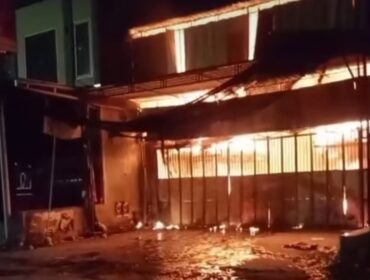 Muncul rekaman ada seseorang sengaja melempar bom.molotov pada sebuah toko grosir penjual snack di Diwek, Jombabg, Rabu dinihari, 13 Mei 2026. Foto: Instagram@jombang_informasi