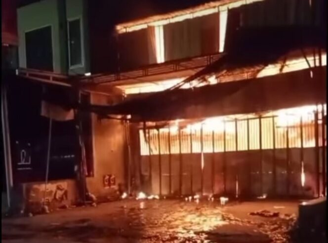 
					Muncul rekaman ada seseorang sengaja melempar bom.molotov pada sebuah toko grosir penjual snack di Diwek, Jombabg, Rabu dinihari, 13 Mei 2026. Foto: Instagram@jombang_informasi