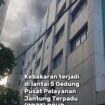 Asap mengepul di gedung Pusat Pelayanan Jantung Terpadu lantai V, kawasan RSUD Dokter Soeomo. Petugas melaksanakan evakuasi ratusan pasien. Foto: tangkap layar video instagram@deti.jatim