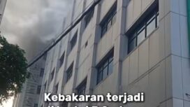 Asap mengepul di gedung Pusat Pelayanan Jantung Terpadu lantai V, kawasan RSUD Dokter Soeomo. Petugas melaksanakan evakuasi ratusan pasien. Foto: tangkap layar video instagram@deti.jatim
