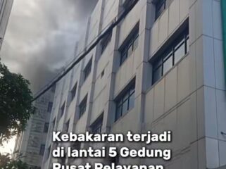Asap mengepul di gedung Pusat Pelayanan Jantung Terpadu lantai V, kawasan RSUD Dokter Soeomo. Petugas melaksanakan evakuasi ratusan pasien. Foto: tangkap layar video instagram@deti.jatim