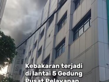 Asap mengepul di gedung Pusat Pelayanan Jantung Terpadu lantai V, kawasan RSUD Dokter Soeomo. Petugas melaksanakan evakuasi ratusan pasien. Foto: tangkap layar video instagram@deti.jatim