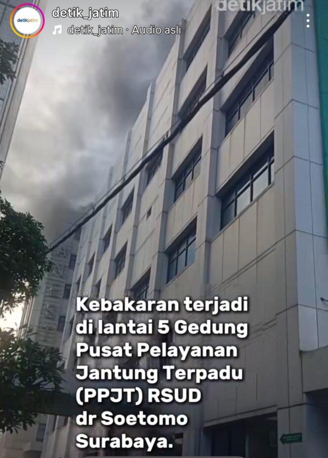 
					Asap mengepul di gedung Pusat Pelayanan Jantung Terpadu lantai V, kawasan RSUD Dokter Soeomo. Petugas melaksanakan evakuasi ratusan pasien. Foto: tangkap layar video instagram@deti.jatim