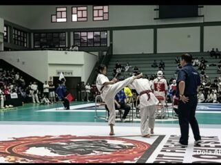 Atlet DKKI foto bersama
dengan Ketua Umum DKKI, Tunggul Aryo Wibowo dan Ketua Dewan Guru DKKI, setelah acara Kejuaraan IBKO 1st All Kyokushin Indonesia, Sabtu (16/5/2026). Foto: ist