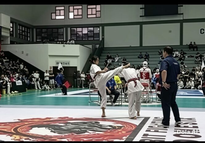 
					Atlet DKKI foto bersama
dengan Ketua Umum DKKI, Tunggul Aryo Wibowo dan Ketua Dewan Guru DKKI, setelah acara Kejuaraan IBKO 1st All Kyokushin Indonesia, Sabtu (16/5/2026). Foto: ist