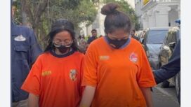 Lisa Andriana dan Naily, diborgol bersama, sebagai tersangka kasus penyekapan kakek Kusnadi, 80, serta menguras harta bendanya. Foto: ist