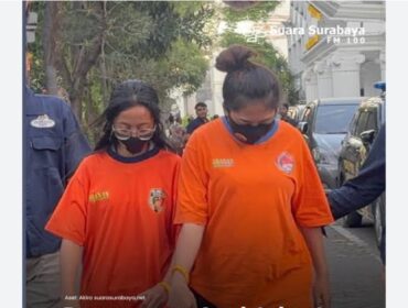 Lisa Andriana dan Naily, diborgol bersama, sebagai tersangka kasus penyekapan kakek Kusnadi, 80, serta menguras harta bendanya. Foto: ist