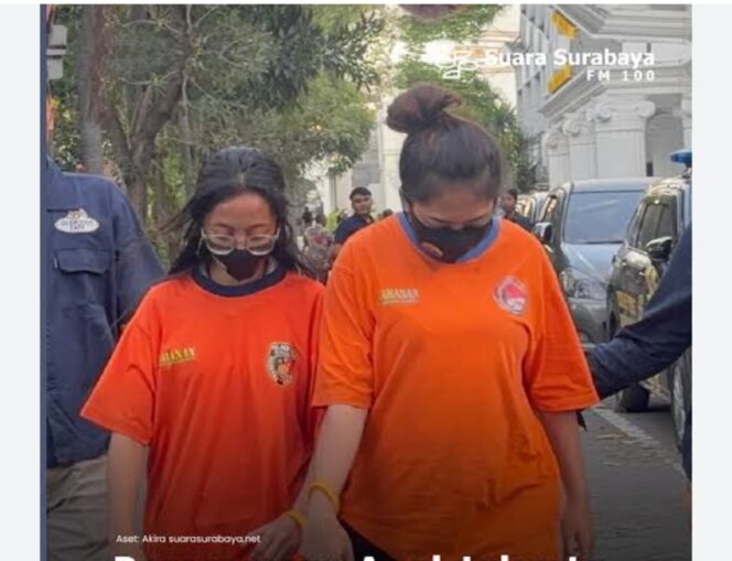 
					Lisa Andriana dan Naily, diborgol bersama, sebagai tersangka kasus penyekapan kakek Kusnadi, 80, serta menguras harta bendanya. Foto: ist