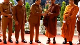 Bupati Jombang Warsubi beserrta jajarannya menyambut penuh suka cita kedatangan 50 bhiku dalam tudong (jalan) hingga di Jombang, 19 Mei 2026. Foto: diskominfo jombang