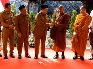 Bupati Jombang Warsubi beserrta jajarannya menyambut penuh suka cita kedatangan 50 bhiku dalam tudong (jalan) hingga di Jombang, 19 Mei 2026. Foto: diskominfo jombang