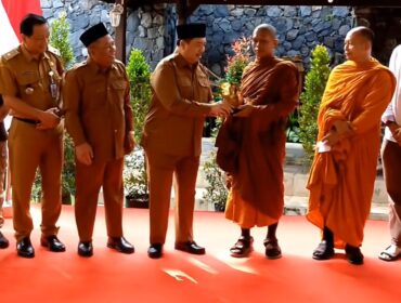 Bupati Jombang Warsubi beserrta jajarannya menyambut penuh suka cita kedatangan 50 bhiku dalam tudong (jalan) hingga di Jombang, 19 Mei 2026. Foto: diskominfo jombang