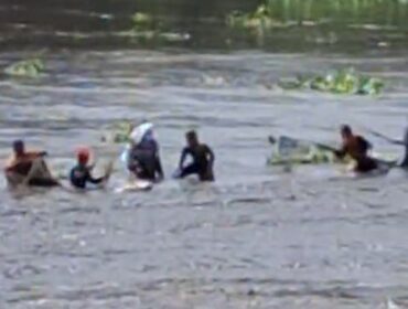 Warga di sekitar aliran sungai Brantas, dekat PLTA Wlingi, masuk sungai untuk menangkap ikan saat terjadi flushing di bendungan, Senin 18 Mei 2026. Foto: ist