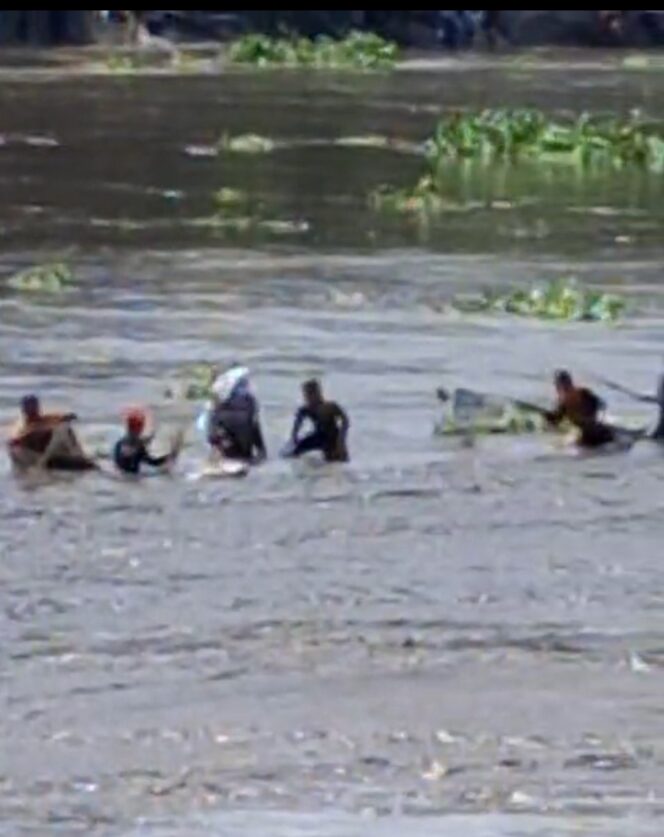 
					Warga di sekitar aliran sungai Brantas, dekat PLTA Wlingi, masuk sungai untuk menangkap ikan saat terjadi flushing di bendungan, Senin 18 Mei 2026. Foto: ist