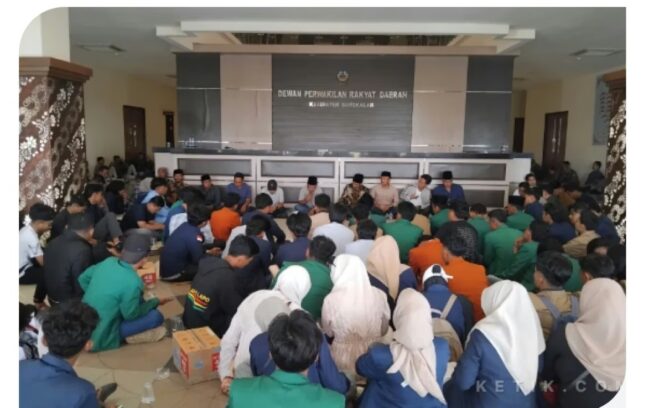 
					Aksi demo MBG dan pembangunan di Bangkala, Madura, Senin 18 Mei 2026. Foto: ketik.com