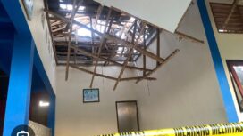 Penampakan atap kelas belahar DMAN 7 Mayram yang ambrol, saat jam istirahat, Selasa, 18 Mei 2026. Foto: IDNTimes
