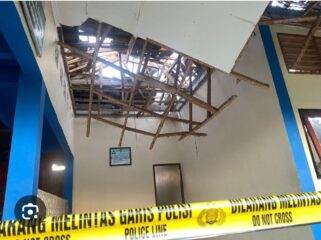 Penampakan atap kelas belahar DMAN 7 Mayram yang ambrol, saat jam istirahat, Selasa, 18 Mei 2026. Foto: IDNTimes