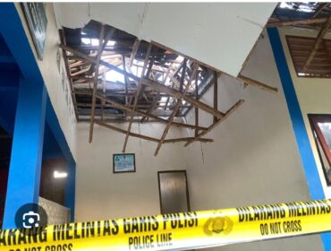 Penampakan atap kelas belahar DMAN 7 Mayram yang ambrol, saat jam istirahat, Selasa, 18 Mei 2026. Foto: IDNTimes