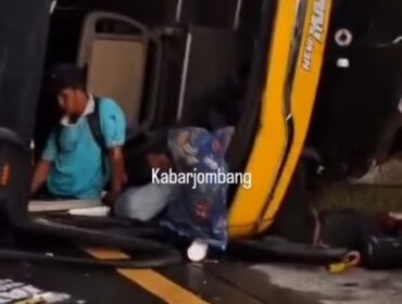 Penumpang PO Bus Sudiro masih berada di kabin, jetika bus tergelincir di jakur Til Tembelang, Kanis oagi sekitar pujul 05.30 wib, 21 Mei 2026. Foto: tangkap layar video instagram@kabar_jombang